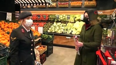 kadin astsubay -  - Polis ve jandarmadan kar yağışı altında kadınlara karanfil Videosu