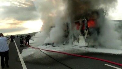 yolcu otobusu - ŞANLIURFA - Seyir halindeki yolcu otobüsü yandı (2) Videosu