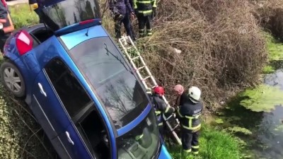 DÜZCE - Dereye devrilen otomobildeki anne ve kızı yaralandı