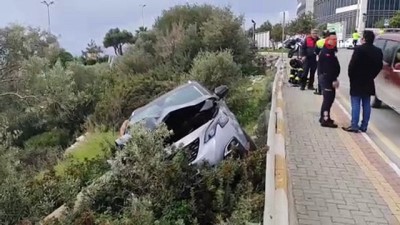 ehliyetsiz surucu -  Ehliyetsiz sürücü şarampole uçtu; 2 yaralı Videosu