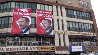 HAKKARİ - İki dilde hazırlanan pankartlarla 'Stop Erdoğan' ilanına tepki gösterildi