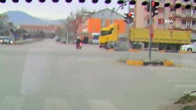 arac kamerasi -  Isparta’da TIR ile  çarpışan motosiklet sürücüsü ölümden döndü Videosu