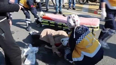 112 acil servis -  Kamyonetin çarptığı kadın yaralandı, ilk müdahaleyi olay yerinde bulunan hemşire yaptı Videosu