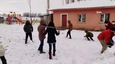 ilkogretim okulu -  Öğrenciler okul bahçesinde karın keyfini kartopu oynayarak yaşadı Videosu