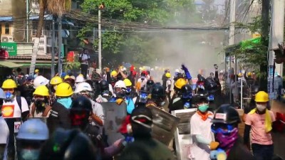 YANGON - Myanmar’da güvenlik güçlerini protesto eden göstericiler yasağa rağmen sokaklara döküldü