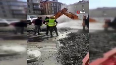 sizce -  Çalışma sırasında patlayan borudan çıkan su metrelerce yükseldi Videosu