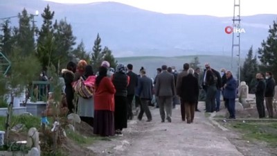  PKK'lı teröristlerin tuzakladığı patlayıcıyla hayatını kaybeden çoban Siirt’te defnedildi