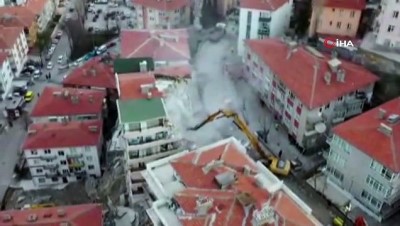  İstinat duvarı yıkılan binada yıkım çalışmaları devam ediyor