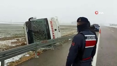  Kırşehir'de yolcu otobüsü devrildi: 14 yaralı