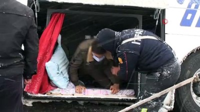  Şarampole kayan otobüsteki 24 kişi bagajdan tahliye edildi