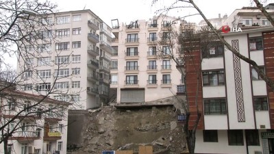  Açelya Apartmanı'nda yıkım devam ederken apartmanda çatlaklar meydana geldi
