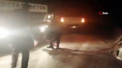 kar yagisi -  Antalya’da kar yağışından dolayı şarampole yuvarlanan aracı vatandaşlar kurtardı Videosu