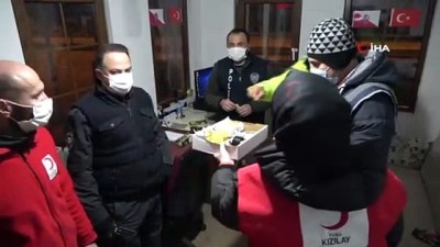  Kızılay'dan nöbetteki polislere çay-kahve ikramı