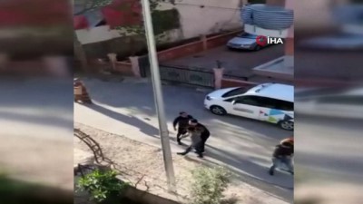 sosyal medya -  Komşuların taşlı sopalı kavgası kamerada... Sokak ortasında birbirlerine girdiler Videosu