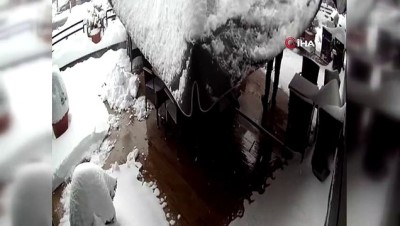  Nevşehir’de yoğun kar yağışı iş yerine ait şemsiyeyi kırdı