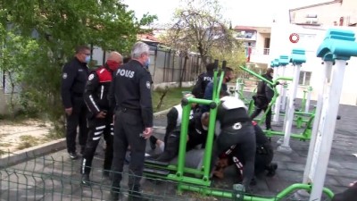 polis ekipleri -  Parkta oyun oynayan çocuklara kurşun yağdırdı, dayı yeğenlerine siper oldu...Panik anları kameralara yansıdı Videosu