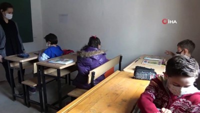 sinif ogretmeni -  4 öğrencisi için köye taşınıp boş evi sınıfa dönüştürdü Videosu