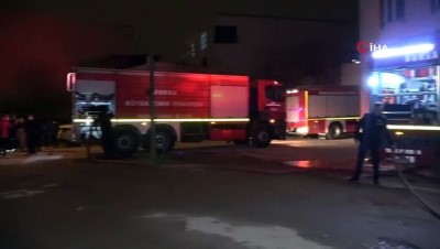 polis ekipleri -  Bina yangını mahalleliyi sokağa döktü, sosyal mesafe hiçe sayıldı Videosu