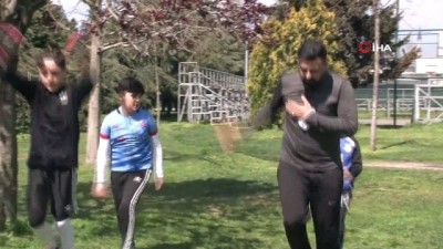 futbol okulu -  Minik sporcu pandemi nedeniyle 1 yıldır parklarda idman yapıyor Videosu