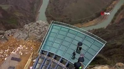 adrenalin -  Yerden 200 metre yükseklikte yapılan cam teras, 'kırılan cam efekti' özelliği  nefes kesecek Videosu