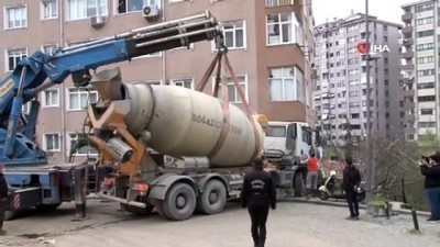  Beşiktaş’ta binaya çarpan beton mikseri vinçle kaldırıldı