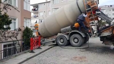  Beşiktaş'ta kontrolden çıkan beton mikseri, bir apartmanın duvarına çarptı