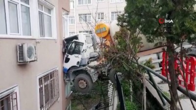 beton mikseri -  Beşiktaş'ta sürücüsünün direksiyon hakimiyetini kaybettiği beton mikseri 6 katlı binaya çarptı Videosu