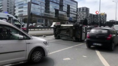  Beylikdüzü'nde kontrolden çıkan otomobil aydınlatma direğine çarpıp devrildi