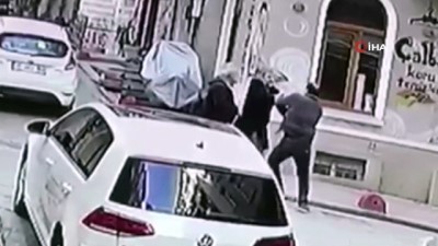 bicakli kavga -  Beyoğlu’nda bıçaklı kavga...Tartıştığı şahsı art arda böyle bıçakladı Videosu