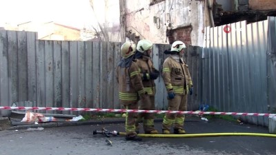  Fatih’te 2 katlı metruk ahşap bina alev alev yandı