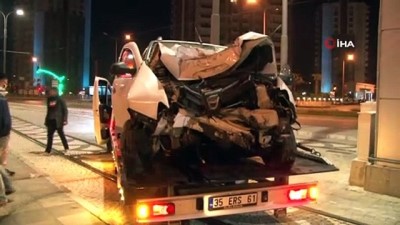  İzmir’de otomobil üst geçidin ayağına çarptı: 1 yaralı