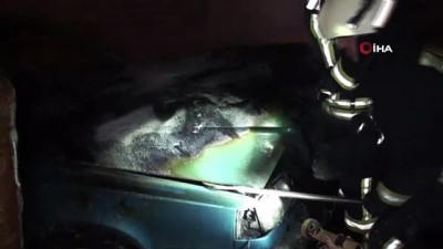  Karaman'da park halindeki otomobil alev alev yandı