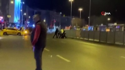 luks otomobil -  Kazaya karışan şahısların yol ortasında kavgası kamerada Videosu