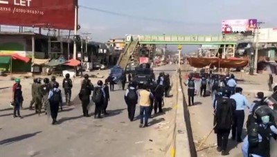 goz yasartici gaz -  - Pakistan'da sokaklar savaş alanına döndü: can kaybı 3'e yükseldi
- En az 40 polis yaralandı Videosu