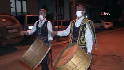 yoresel kiyafet -  Sultanbeyli’de vatandaşlar ilk sahura davul sesleriyle uyandı Videosu
