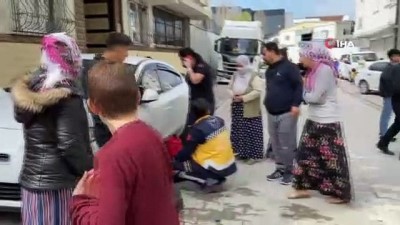 pazar gunu -  'Top arabama çarptı' kavgasında kan aktı: Baltalı sopalı kavgada 5 kişi yaralandı Videosu
