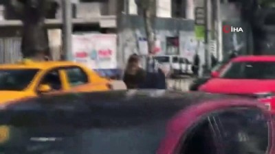 kadin surucu -  Bağdat Caddesi'nde bunalıma giren genç kadın sürücülere zor anlar yaşattı Videosu
