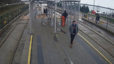 guvenlik gorevlisi -  Tramvay durağında can pazarı: Kalp krizi geçiren gence özel güvenlikten kritik müdahale kamerada Videosu