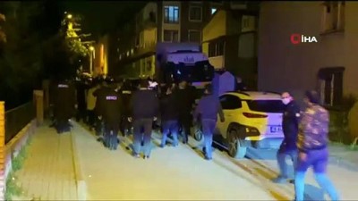 cevik kuvvet -  Bursa'da gergin gece: 100 kişilik grup kavgaya tutuştu, çevik kuvvet müdahale etti, havaya uyarı ateşi açıldı Videosu