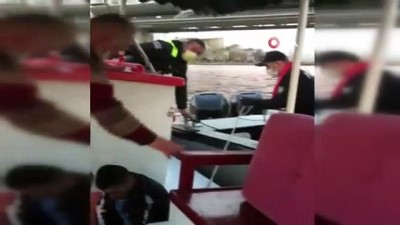 demir korkuluk -  Denize atlayan şahsı yolcu teknesi kaptanı kurtardı.. O anlar kameraya yansıdı Videosu