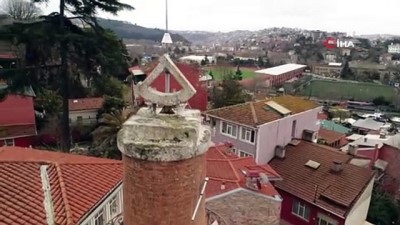  İstanbul'un simgelerinden olan 447 yıllık güneş saatli minare dikkat çekiyor