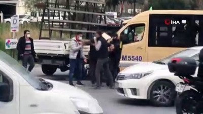 minibus soforu -  Ortalık savaş alanına döndü...Kaza sonrası çıkan taşlı, sopalı kavga kameralara yansıdı Videosu