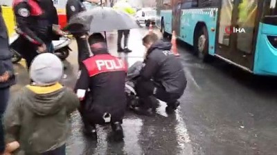 yagmurlu -  Polisten örnek davranış.. Önce yağmurluğunu verdi, ardından başında şemsiye tuttu Videosu