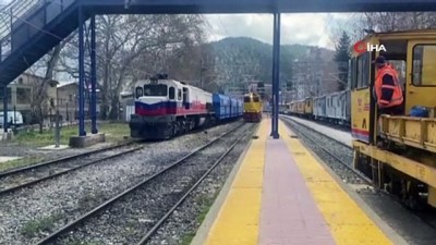 yuk treni -  Tren yolundaki enkaz kaldırıldı, seferler yeniden başladı Videosu