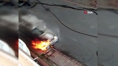  Çekmeköy’de sokak ortasında otomobilin yandığı anlar kamerada