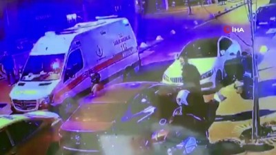  Kadıköy'de feci kaza kamerada: Motosikletli kurye metrelerce havaya uçtu