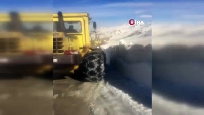  Şırnak'ta ekipler, Nisan ayında 5 metre kar ile mücadele ediyor