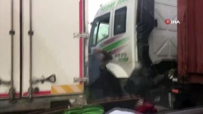 yol verme kavgasi -  Trafikte kamyon ve TIR şoförü arasında sopalı yol verme kavgası kamerada Videosu