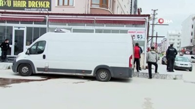  Yola kan sızdıran kamyonetin kapısı açılınca gerçek ortaya çıktı