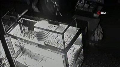  İftardan sonra pastaneden tatlı ve para çalan hırsız kamerada